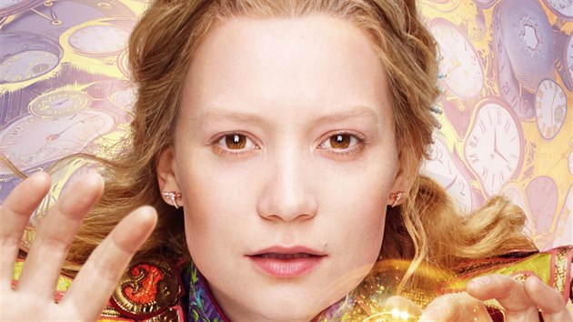 Mia Wasikowska jako Alenka ve filmu Alenka v i div za zrcadlem