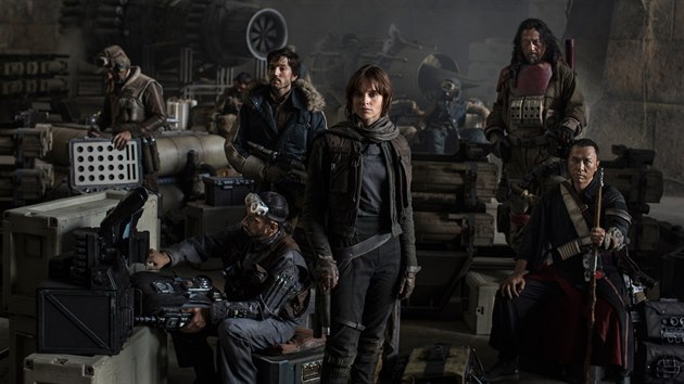 Felicity Jones, Diego Luna a dal ve filmu Star Wars: Rogue One.