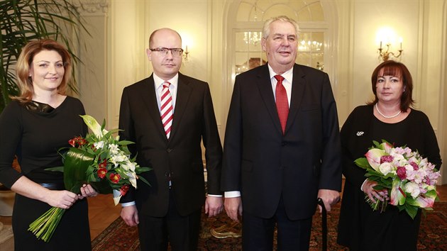 Prezident Milo Zeman s manelkou pivtal na tradinm novoronm obd v Lnech premira Bohuslava Sobotku i s jeho chot Olgou.