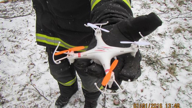 Hasii objevili v korun pokcenho stromu dlkov zen dron. (1. 1. 2016)