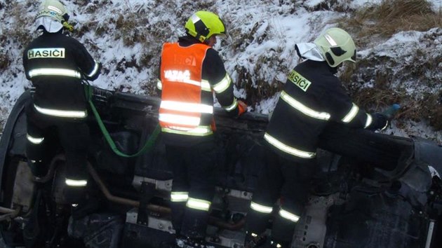 Automobil skonil v koryt potoka pobl centra obce Lukoveek na Zlnsku. (2. 1. 2016)