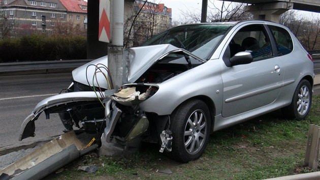 Zfetovan idi ujdl policejn hldce centrem Prahy a havaroval. (3. 1. 2016)