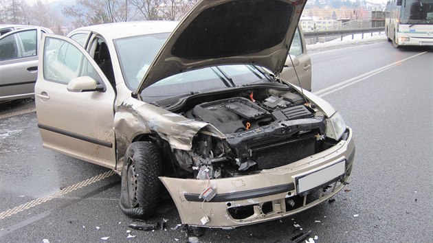 Pi nehod dvou aut ve Vsetn se zranilo pt lid (9. ledna 2015).