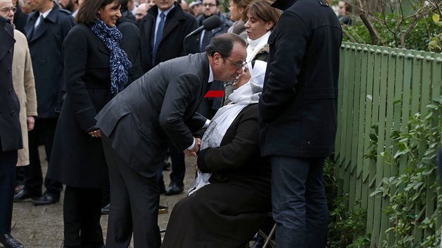 Francouzsk prezident Franois Hollande lb matku muslimskho policisty Ahmeda Merabeta, kterho v lednu 2015 zastelili islamist (5. ledna 2016)