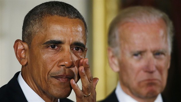 Barack Obama v emotivnm projevu hjil zpsnn pravidel pro prodej zbran. V pozad viceprezident Joe Biden  (5. ledna 2016)