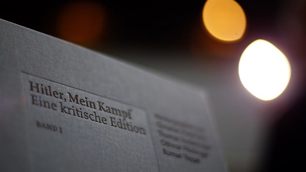 Nov vydn Hitlerova spisu Mein Kampf opaten kritickm komentem (8. ledna 2016)