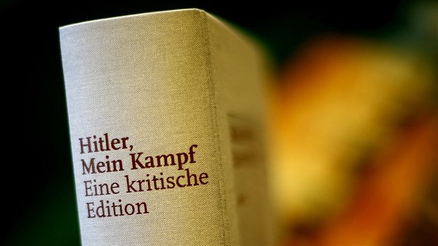Nov vydn Hitlerova spisu Mein Kampf opaten kritickm komentem (8. ledna 2016)