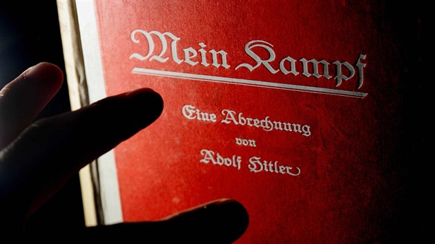 Pvodn vydn Hitlerova spisu Mein Kampf z roku 1925.