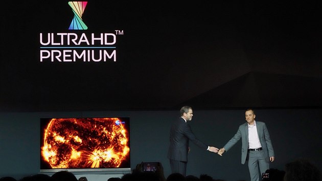Zstupce UHD Aliance a LG si na tiskov konverenci podali ruku. Nejen OLED televizory LG specifikaci UltraHD Premium spluj.