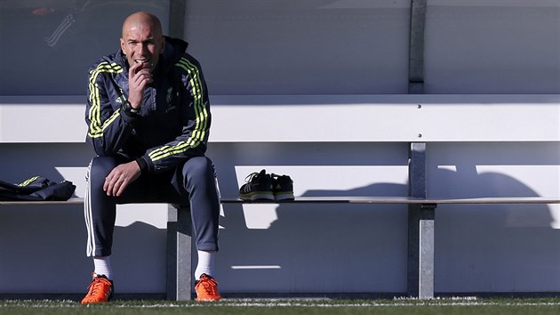 Zinedine Zidane sleduje trnink fotbalist Realu Madrid.