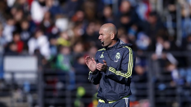 Zinedine Zidane, trenr Realu Madrid, tlesk svm svencm na trninku.