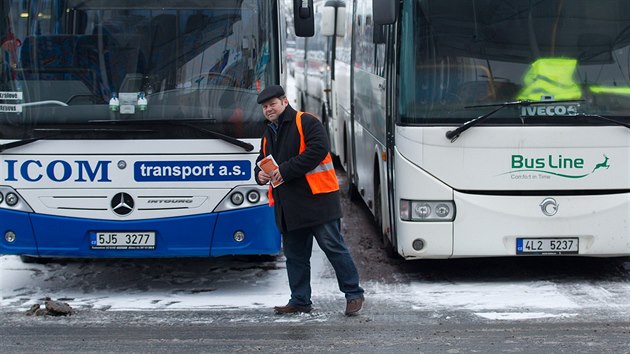 idii autobus vtali rno cestujc v Krlovhradeckm kraji ve lutch i oranovch reflexnch vestch (5.1.2016).