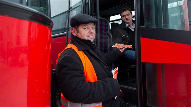 idii autobus vtali rno cestujc v Krlovhradeckm kraji ve lutch i oranovch reflexnch vestch (5.1.2016).