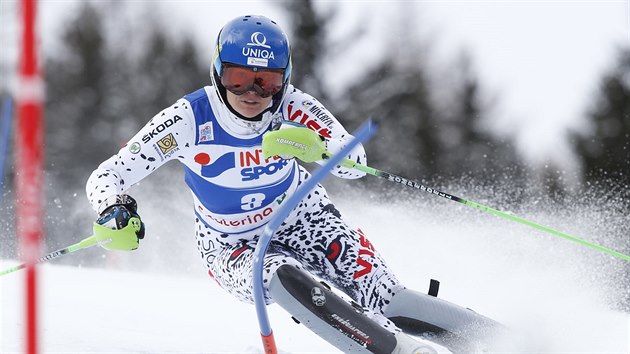 Slovensk slalomka Veronika Velez-Zuzulov na trati zvodu v Santa Caterin.