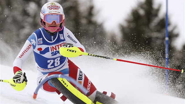 vcarsk lyaka Charlotte Chableov na trati slalomu v Santa Caterin.