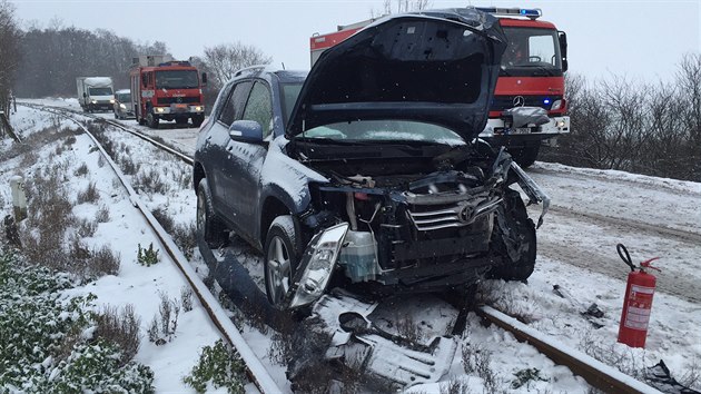 Mezi Velvary a Velkou Buinou na Kladensku se eln stetla dv osobn auta. (6. ledna 2015)