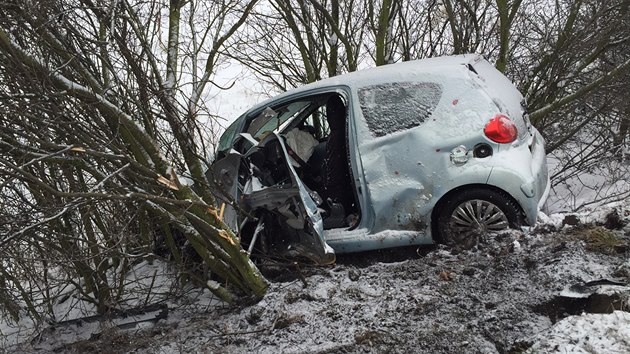 Mezi Velvary a Velkou Buinou na Kladensku se eln stetla dv osobn auta. (6. ledna 2015)