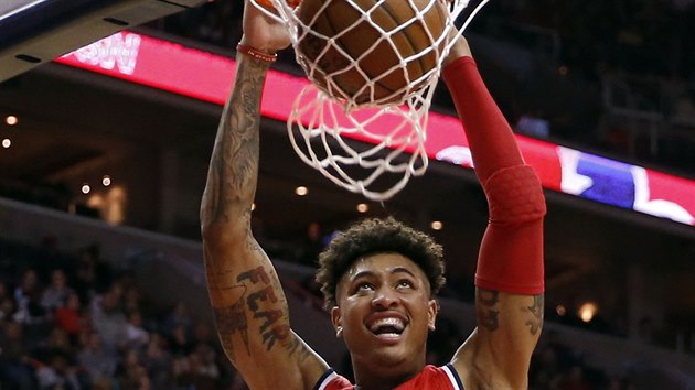 Kelly Oubre Jr. z Washingtonu smeuje do orlandskho koe.