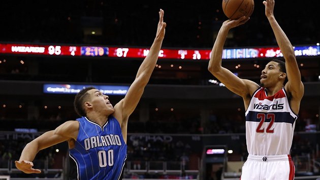 Aaron Gordon (00) z Orlanda se pokou ztit stelu Ottovi Porterovi Jr. z Washingtonu.