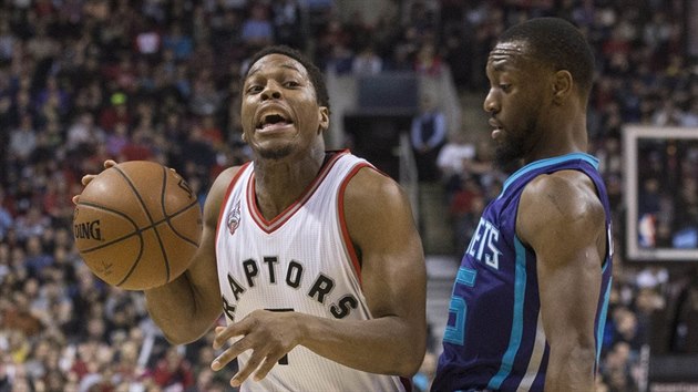 Kyle Lowry (vlevo) z Toronta  dostv kolenem od Kemby Walkera z Charlotte.