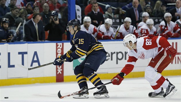 Jack Eichel (15) z Buffala m k puku bl ne Tom Nosek (83) z Detroitu.