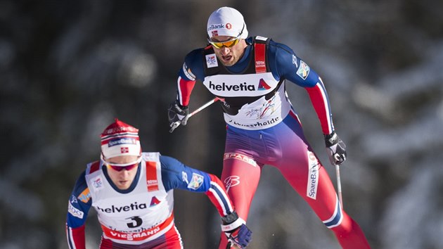 Didrik Tnseth (vlevo) a Petter Northug bhem tet etapy Tour de Ski.