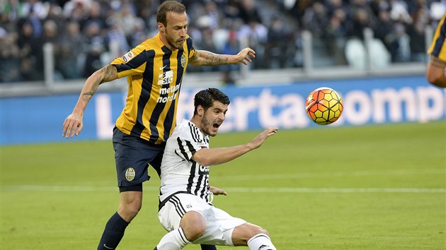 Alvaro Morata z Juventusu Turn (vpravo) bojuje o baln s Evangelosem Morasem z Hellasu Verona.