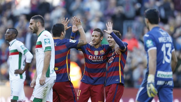 Fotbalist Barcelony slav gl do st Granady - v modroervenm zleva: Luis Surez, Neymar a Lionel Messi.