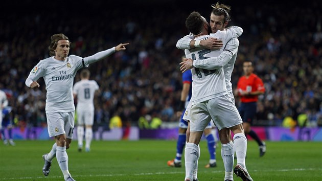 BL RADOST. Fotbalist Realu Madrid slav gl v zpase s La Coruou.