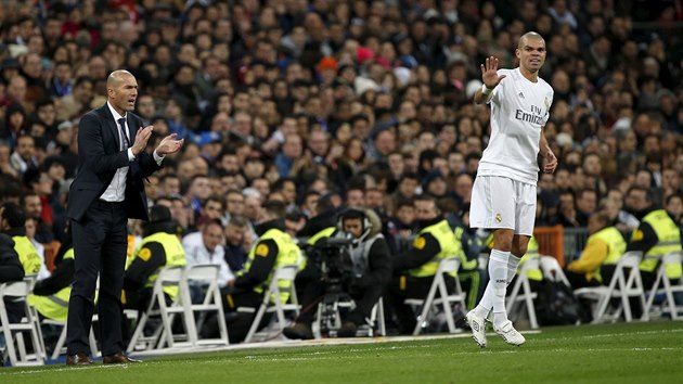 Zindine Zidane (vlevo) pi sv premie jako kou Realu Madrid