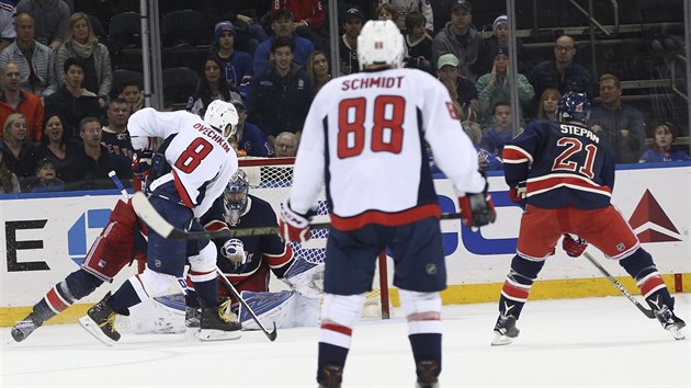 Alexandr Ovekin (s slem 8) z Washingtonu stl vtzn gl do st NY Rangers.