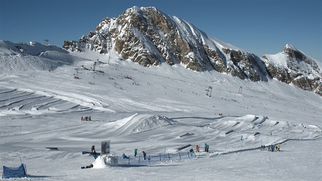 Zell am See / Kaprun. irok ledovcov pln pod Kitzsteinhornem, v pozad vrchol Maurerkogel