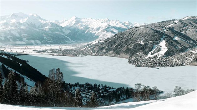 Zimn pohled na Zell am See: v poped zamrzl jezero, vpravo je vidt st sjezdovek na svahu Schmittenhhe, uprosted v pozad Kitzsteinhorn.