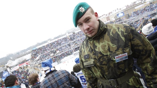 Hokejov Kometa Brno poslila svj tm poadatel o studenty Univerzity obrany. Zpas pod irm nebem se toti hrl na poest vojk a armdnch vetern.