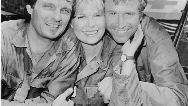 Alan Alda, Loretta Swit a Wayne Rogers pi naten serilu "M.A.S.H" v roce 1972.