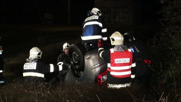 Ti opil mladci skonili v aut na stee (1.1.2016).