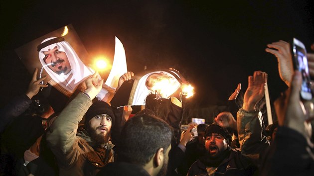 Protesty ped sadskou ambasdou v Tehernu rozhnla policie (3. 1. 2016).