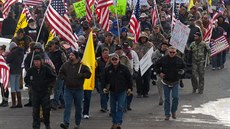 Lidé v Burnsu v Oregonu protestovali proti odsouzení dvou rančerů. (4. ledna... Lidé v Burnsu v Oregonu protestovali proti odsouzení dvou rančerů. (4. ledna...