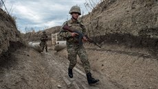 Vojáci Náhorního Karabachu nedaleko frontové linie. (8. íjna 2015)