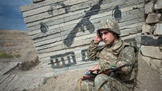 Vojáci Náhorního Karabachu nedaleko frontové linie. (8. října 2015) Vojáci Náhorního Karabachu nedaleko frontové linie. (8. října 2015)