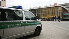 Policejní dodávka ped hlavním nádraím v Kolín nad Rýnem (7. ledna 2016)