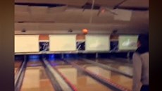 Mladík na bowlingu rozbil koulí strop Mladík na bowlingu rozbil koulí strop
