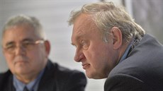 Europoslanec Miloslav Ransdorf (vpravo) a Peter Guzmický na tiskové konferenci... Europoslanec Miloslav Ransdorf (vpravo) a Peter Guzmický na tiskové konferenci...