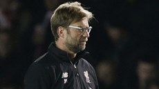 Zamyšlený trenér Liverpoolu Jürgen Klopp během utkání FA Cupu proti Exeteru. Zamyšlený trenér Liverpoolu Jürgen Klopp během utkání FA Cupu proti Exeteru.
