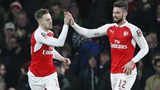 Aaron Ramsey a Olivier Giroud zajistili svými góly ve druhém poloase postup...