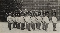 Zámecká Schwarzenberská granátnická garda v první polovině 20. století. Zámecká Schwarzenberská granátnická garda v první polovině 20. století.