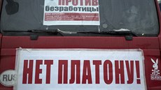 Ruští řidiči kamionů mají od prosince loňského roku protestují proti zavedení... Ruští řidiči kamionů mají od prosince loňského roku protestují proti zavedení...