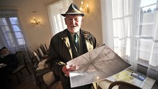 Emeritní fořt Bureš prováděl zámečkem a ukazoval jako historickou pozoruhodnost... Emeritní fořt Bureš prováděl zámečkem a ukazoval jako historickou pozoruhodnost...