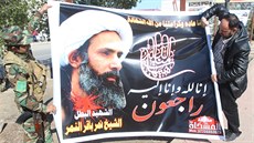 Mui v irácké Base drí plakát s podobiznou al-Nimra (3. leden 2016)
