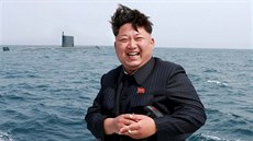 Kim ong-un na snímku ze sledování testu podmoské rakety z kvtna 2015